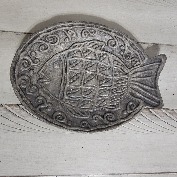 Vintage Fish Shaped Footed Cast Metal Tray Dish Trinket Container - Picture 1 of 5